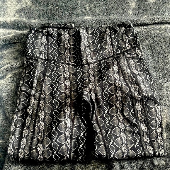 TYC Effortless Heart Booty Black Python Leggings - Picture 1 of 2